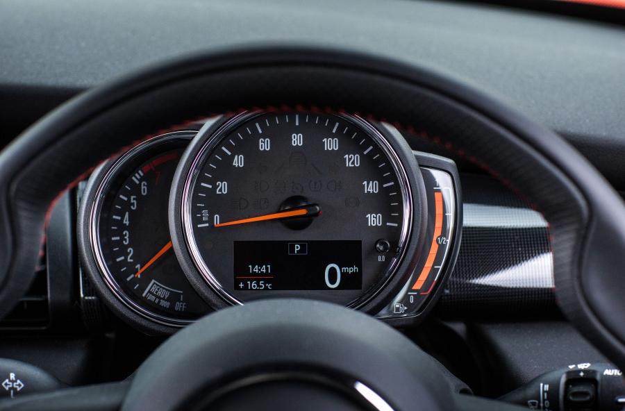 Панель приборов Mini Cooper 5-Door (F56) 2018 года  (UK) (фото 23 из 23)